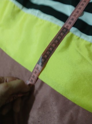 Abito a righe con fascia gialla