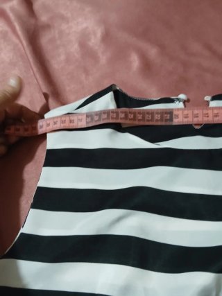 Abito a righe con fascia gialla