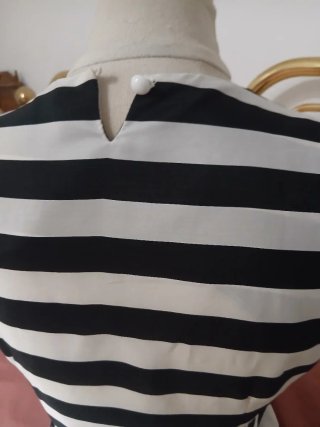 Abito a righe con fascia gialla