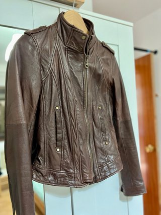 Chaqueta de piel entallada marrón