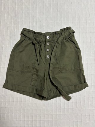 Pantalones cortos verdes con cinturón