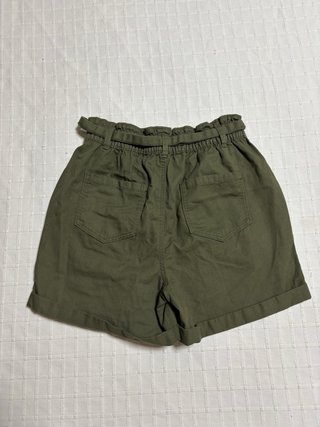 Pantalones cortos verdes con cinturón