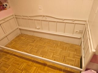 Cama diván metálica blanca