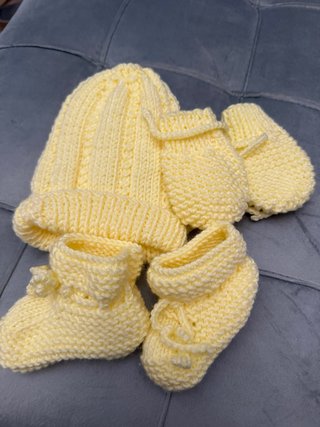 Conjunto gorro, patucos y manoplas tejido a mano