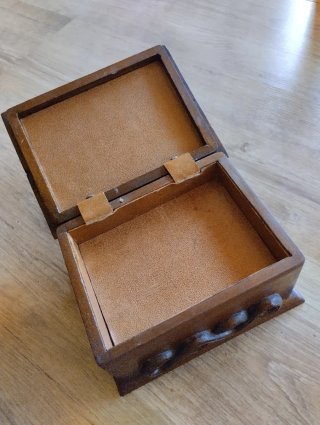 Caja joyero musical vintage tallada