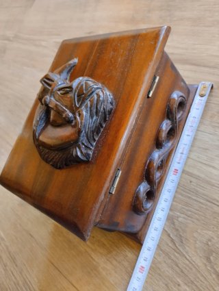 Caja joyero musical vintage tallada