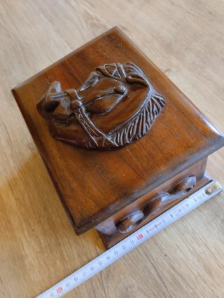Caja joyero musical vintage tallada