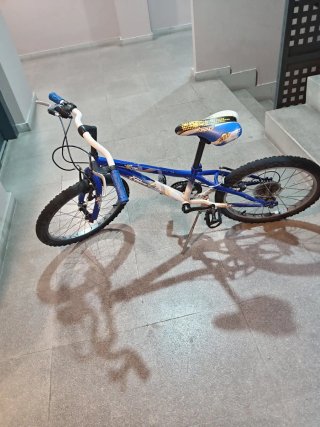 Bicicleta infantil azul y blanca