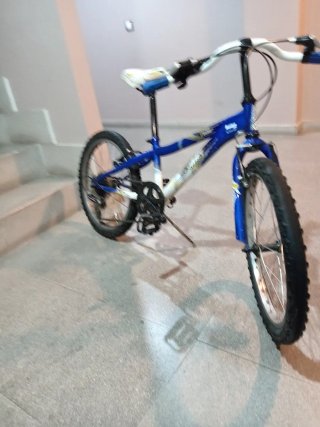Bicicleta infantil azul y blanca