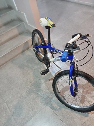 Bicicleta infantil azul y blanca