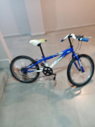Bicicleta infantil azul y blanca
