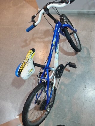 Bicicleta infantil azul y blanca