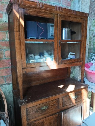 Aparador de madera con vitrina
