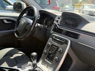 VOLVO XC70 D4 MANUAL 2013