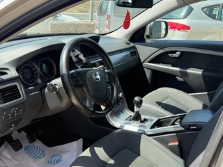 VOLVO XC70 D4 MANUAL 2013