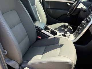 VOLVO XC70 D4 MANUAL 2013