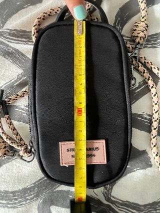 Bolso móvil Stradivarius negro y rosa