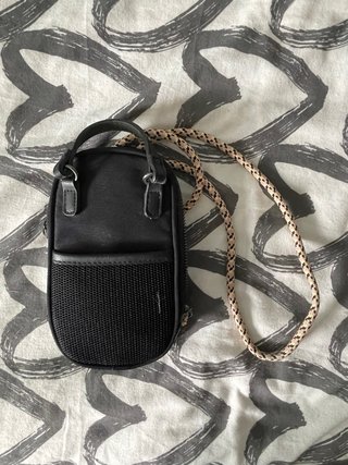 Bolso móvil Stradivarius negro y rosa