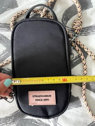 Bolso móvil Stradivarius negro y rosa