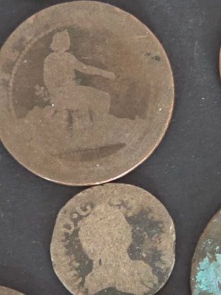 Lote monedas  centenarias por descubrir.