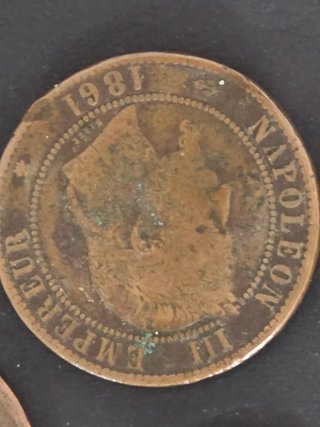 Lote monedas  centenarias por descubrir.