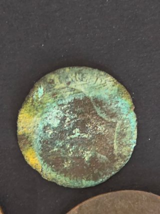 Lote monedas  centenarias por descubrir.