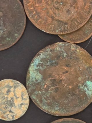 Lote monedas  centenarias por descubrir.