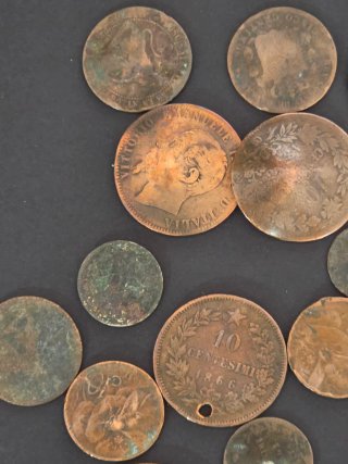 Lote monedas  centenarias por descubrir.