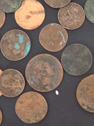 Lote monedas  centenarias por descubrir.