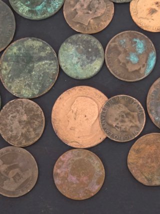 Lote monedas  centenarias por descubrir.