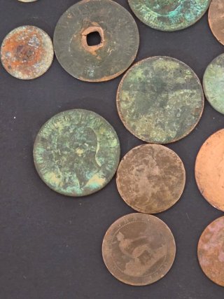 Lote monedas  centenarias por descubrir.
