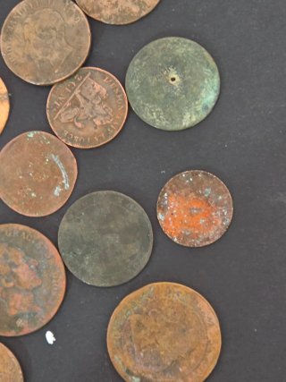 Lote monedas  centenarias por descubrir.