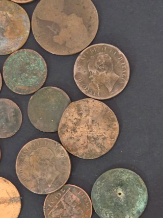 Lote monedas  centenarias por descubrir.