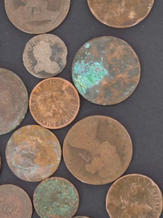 Lote monedas  centenarias por descubrir.