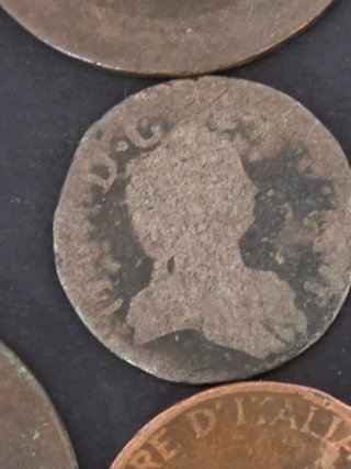 Lote monedas  centenarias por descubrir.