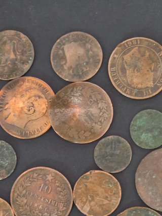 Lote monedas  centenarias por descubrir.
