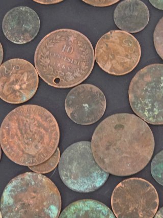 Lote monedas  centenarias por descubrir.