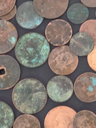 Lote monedas  centenarias por descubrir.