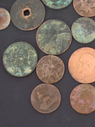 Lote monedas  centenarias por descubrir.