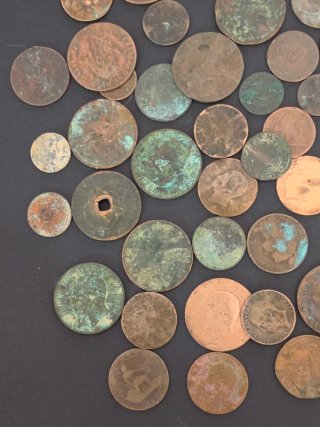Lote monedas  centenarias por descubrir.