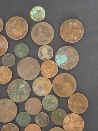Lote monedas  centenarias por descubrir.