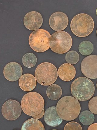 Lote monedas  centenarias por descubrir.