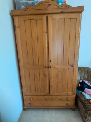 Muebles de dormitorio: Armario, cabecero y mesita