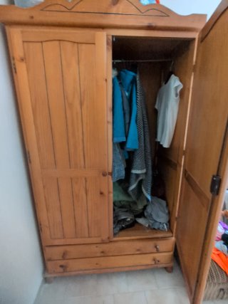 Muebles de dormitorio: Armario, cabecero y mesita
