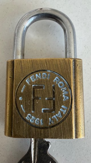 Candado Fendi charm para bolso