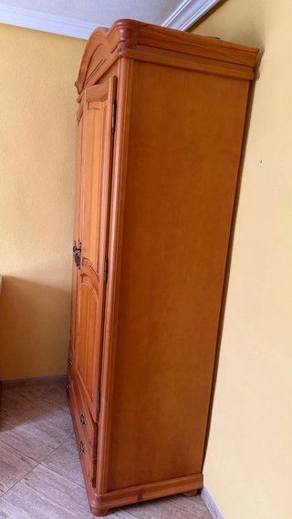 Guardaroba in legno massello