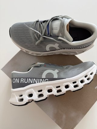 Zapatillas On Cloudmonster 3 Gris/Blanco