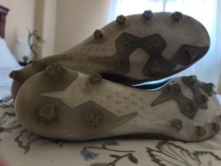 Botas de fútbol Adidas grises y blancas