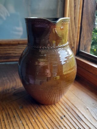 Jarra agua o vino en cerámica. Firmada F. Solano.