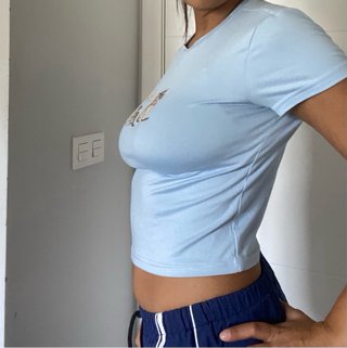 Camiseta azul con gatitos y paraguas